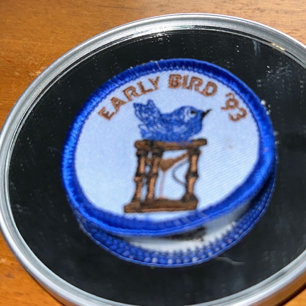 Vintage 1993 Girl Scouts Early Bird '93 Blue‎ Bird Hourglass patch/badge